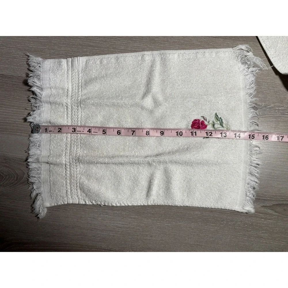 Vintage JCPenney Collection Embroidered Rose Hand Towels Fringed White Set of 2
